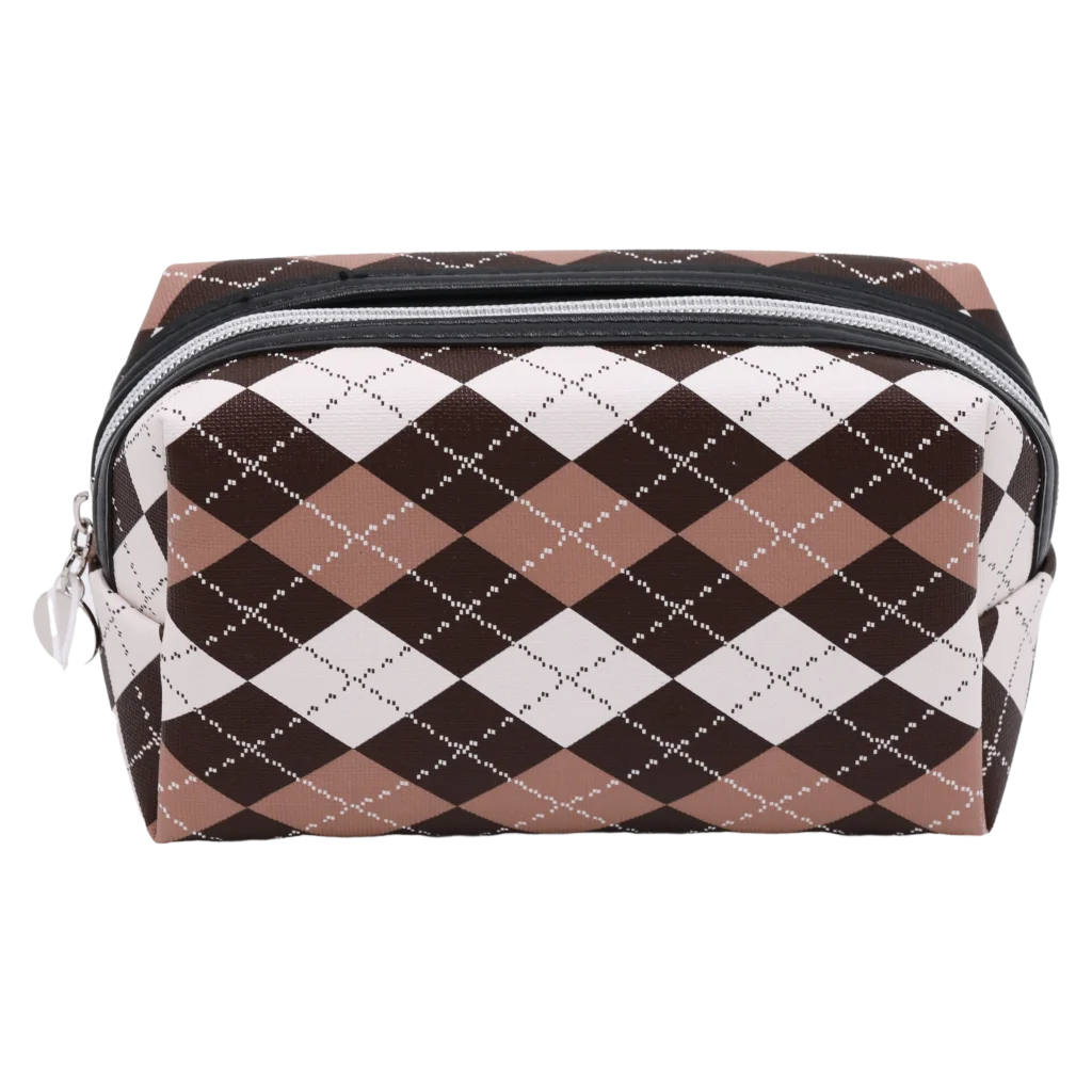 mumuso_kosmetiktasche_kunstleder_rautenmuster_braun_rechteckig.webp MUMUSO Kosmetiktasche aus Kunstleder mit Rautenmuster, rechteckig in Braun – praktische Make-up-Tasche für Damen.