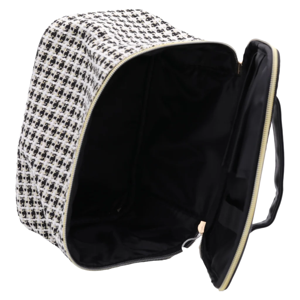 mumuso_kosmetiktasche_textilmaterial_jacquard_muster_schwarz_weiss.webp MUMUSO Kosmetiktasche aus Textilmaterial mit Jacquard-Gewebe, geräumig und robust – ideale Kosmetiktasche für Reisen.