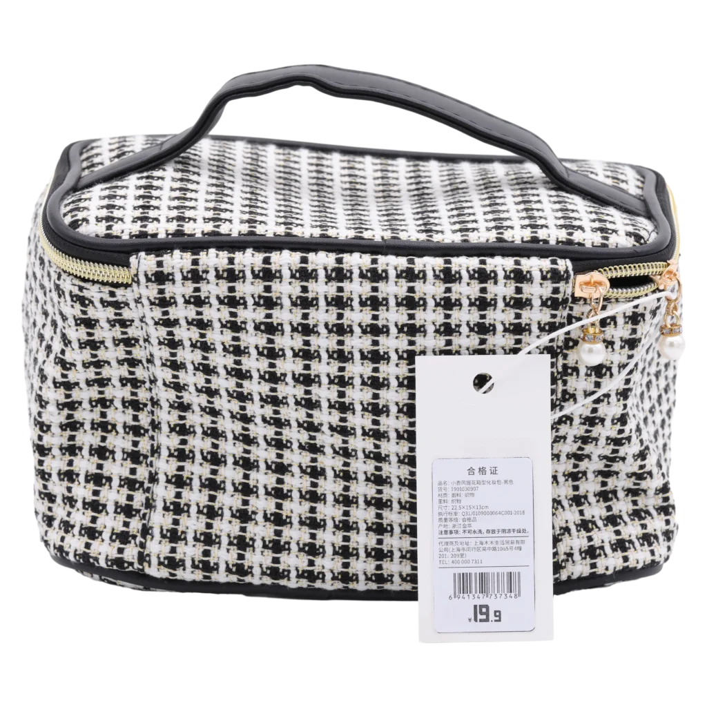 mumuso_kosmetiktasche_textilmaterial_jacquard_muster_schwarz_weiss_2.webp MUMUSO Kosmetiktasche aus Textilmaterial mit Jacquard-Gewebe, geräumig und robust – ideale Kosmetiktasche für Reisen.