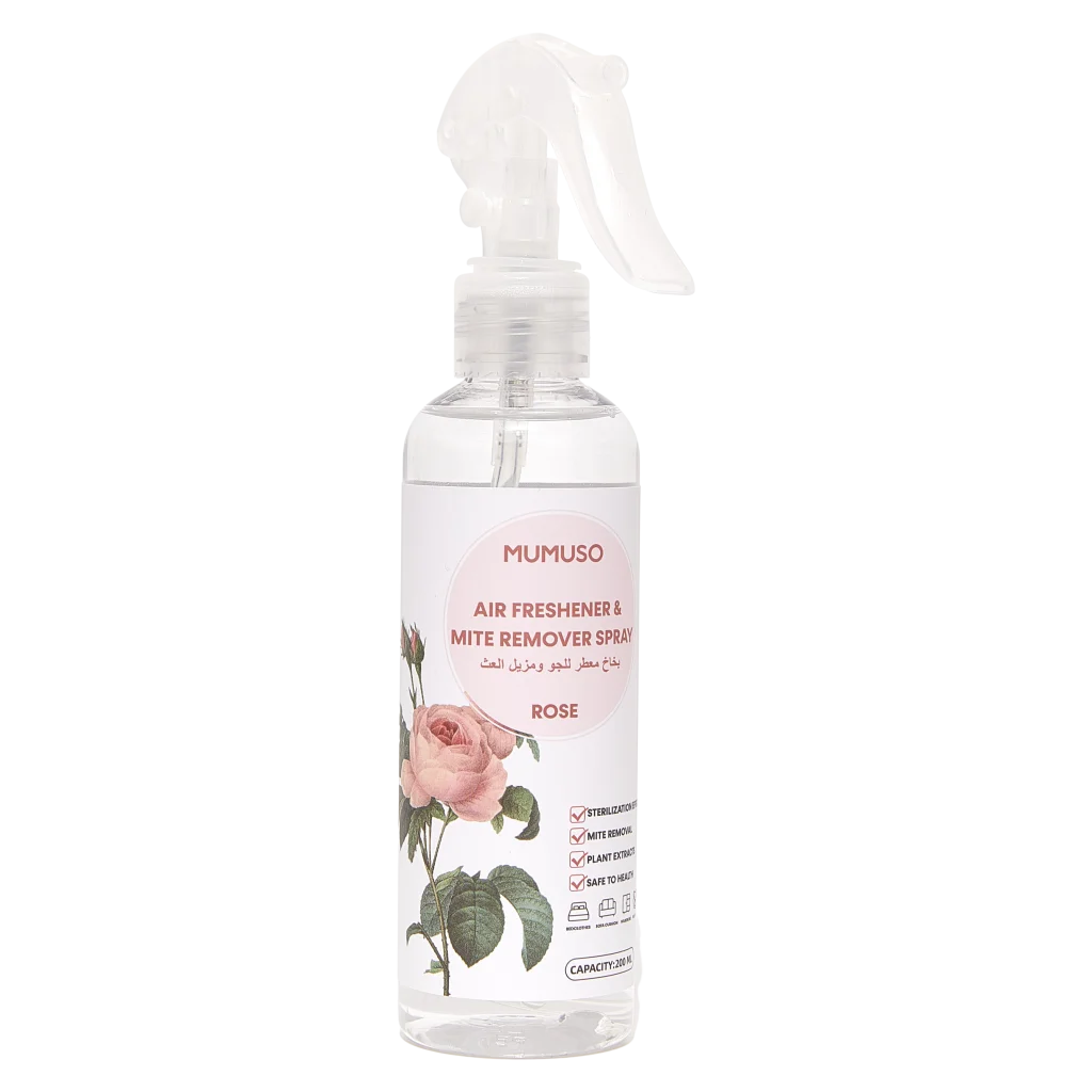 mumuso_lufterfrischer_milbenentferner_spray_200ml_rose_2.webp MUMUSO Lufterfrischer & Milbenentferner Spray, 200 ml mit Rosenduft – wirksames Milbenentfernungs-Spray für Allergiker.
