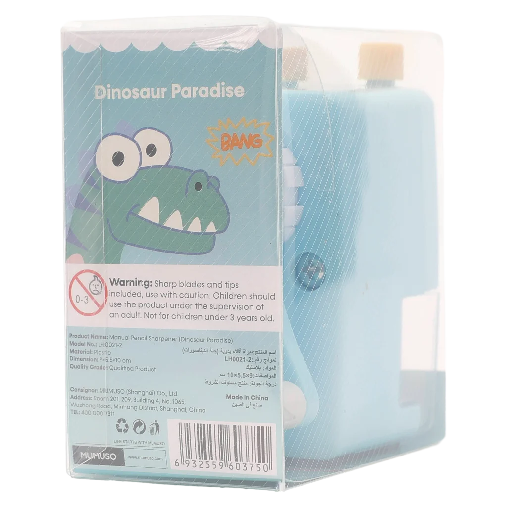mumuso_manueller_bleistiftspitzer_blau_dinosaurier_2.webp MUMUSO manueller Bleistiftspitzer für Kinder in Blau mit Dinosaurier, praktisches Schreibtischzubehör für die Schule.