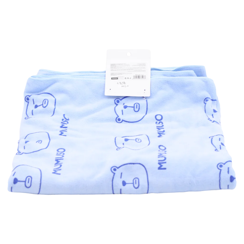 mumuso_mikrofaser-badetuch_baer_blau_375g.webp MUMUSO Mikrofaser-Badetuch mit Bär, blau – weiches Badetuch, ideal nach der Dusche, besonders saugfähig.