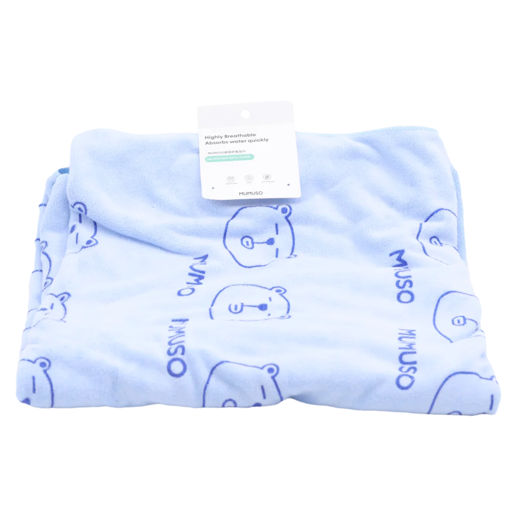 mumuso_mikrofaser-badetuch_baer_blau_375g_2.webp MUMUSO Mikrofaser-Badetuch mit Bär, blau – weiches Badetuch, ideal nach der Dusche, besonders saugfähig.