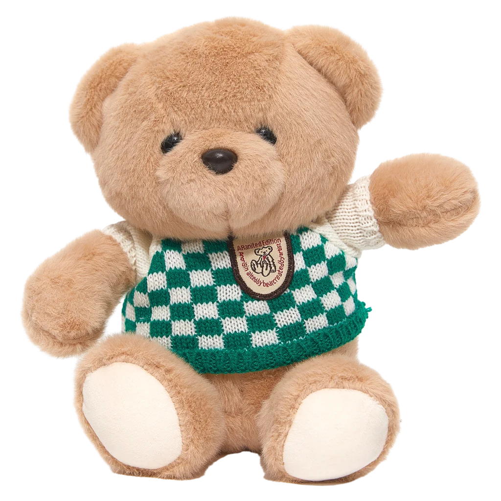 mumuso_plueschbaer_strickpullover_kinder_beige_gruen.webp MUMUSO Plüschbär als Kuscheltier für Kinder, beige, mit grünem Strickpullover – weiches Stofftier für Kinderzimmer.