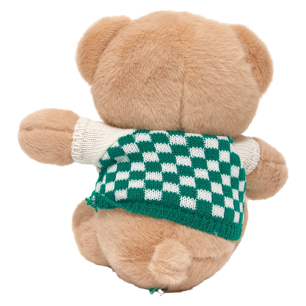 mumuso_plueschbaer_strickpullover_kinder_beige_gruen_3.webp MUMUSO Plüschbär als Kuscheltier für Kinder, beige, mit grünem Strickpullover – weiches Stofftier für Kinderzimmer.