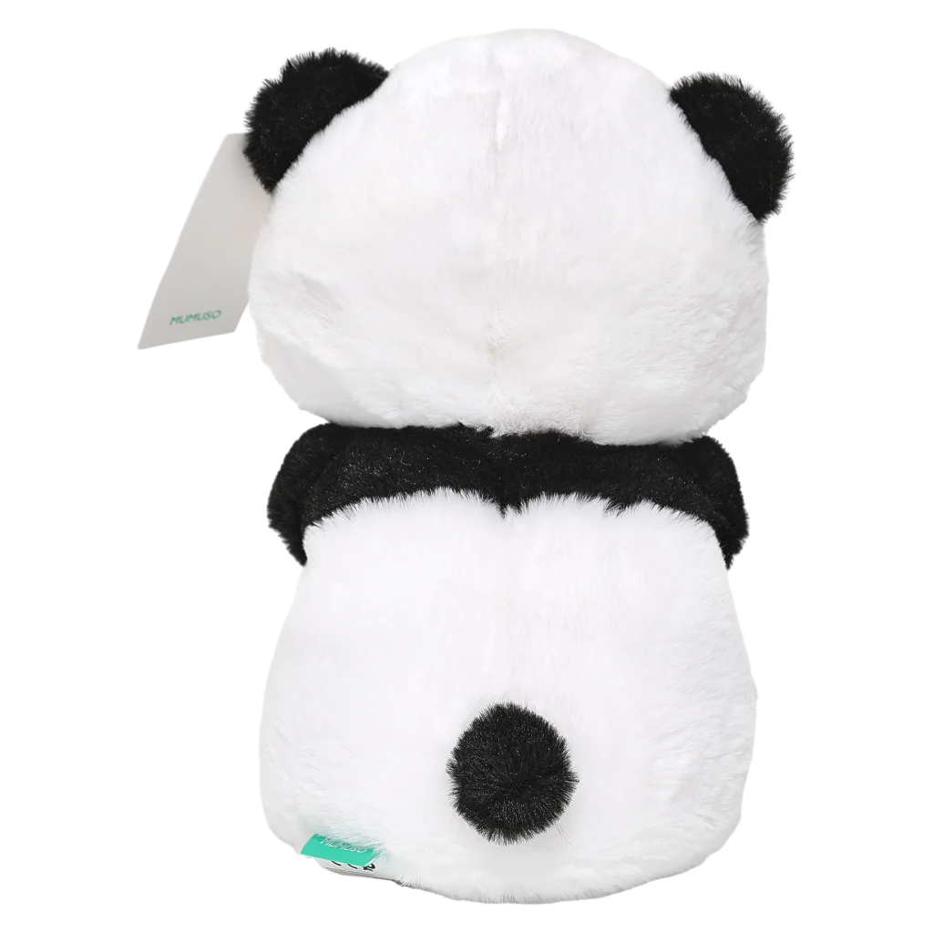 mumuso_plueschtier_panda_bambus_30cm_polyester_schwarz-weiss_3.webp MUMUSO Plüschtier Panda mit Bambus, 30 cm – weiches Kuscheltier aus Polyester für Kinder ab 3 Jahren.