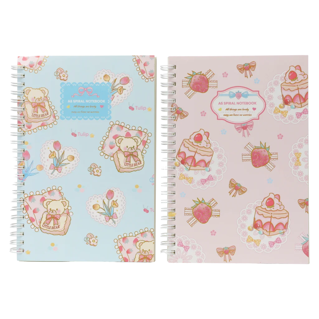 mumuso_spiralnotizbuch_a5_baerchen_erdbeere_mehrfarbig.webp MUMUSO Spiralnotizbuch A5 mit Bärchen und Erdbeeren, mehrfarbig – süßes Notizbuch für Kinder, ideal für Schule oder Alltag.