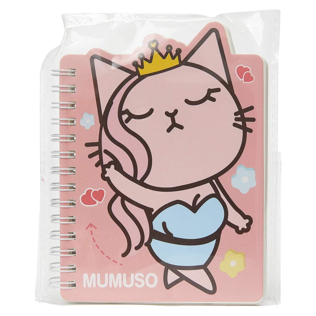 mumuso_spiralnotizbuch_katze_mittel_rosa.webp MUMUSO Spiralnotizbuch mit Katze, mittelgroß, rosa – praktisches Notizbuch für die Schule mit kreativem Katzendruck.