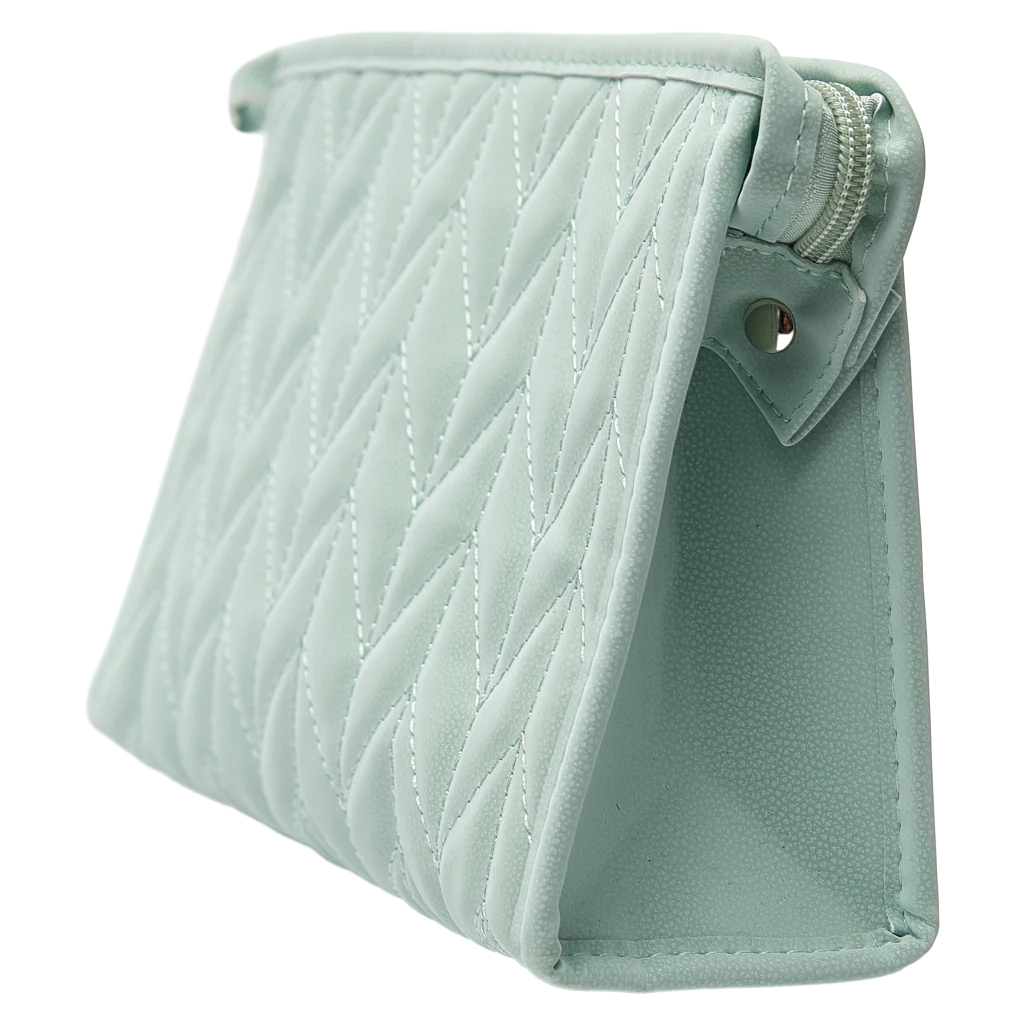 mumuso_trapezfoermige_pvc_kosmetiktasche_herringbone_gruen_2.webp MUMUSO Kosmetiktasche trapezförmig aus PVC mit Herringbone-Muster in Grün – praktische Make-up Tasche für Pflegeprodukte.