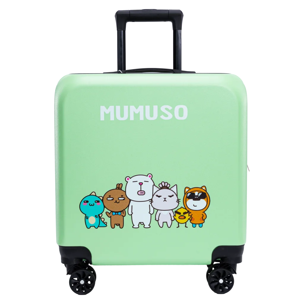 mumuso_trolleykoffer_18-zoll_family_gruen_3.webp MUMUSO Trolleykoffer 18-Zoll für Kinder in Grün mit Family-Print – leichter Kinderkoffer Handgepäck.
