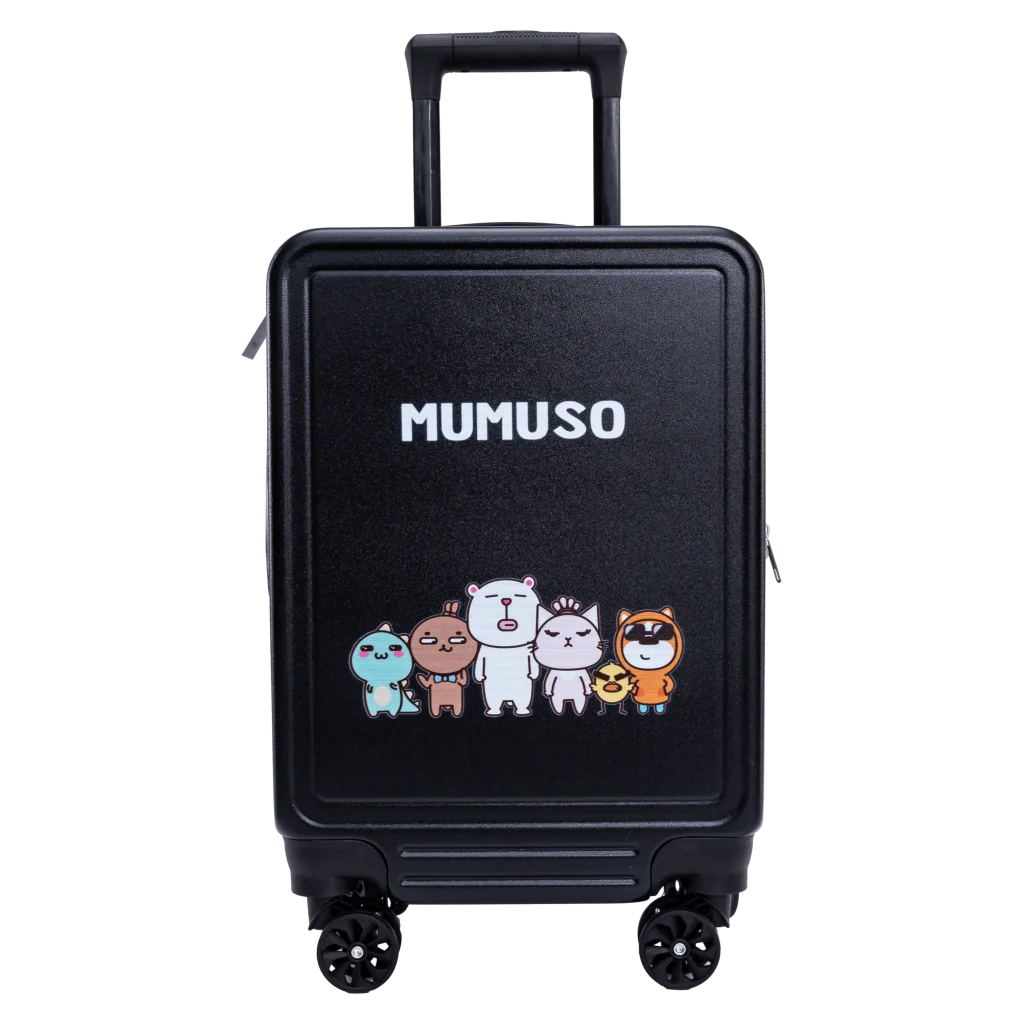 mumuso_trolleykoffer_20zoll_family_schwarz_3.webp MUMUSO Trolleykoffer 20 Zoll mit Family-Print in Schwarz – leichter Handgepäck Koffer für Flugreisen und Kurztrips.