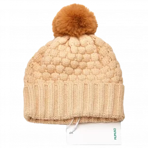 MUMUSO Kinderstrickmütze in Beige mit Bommel – warme und weiche Wintermütze für Kinder.