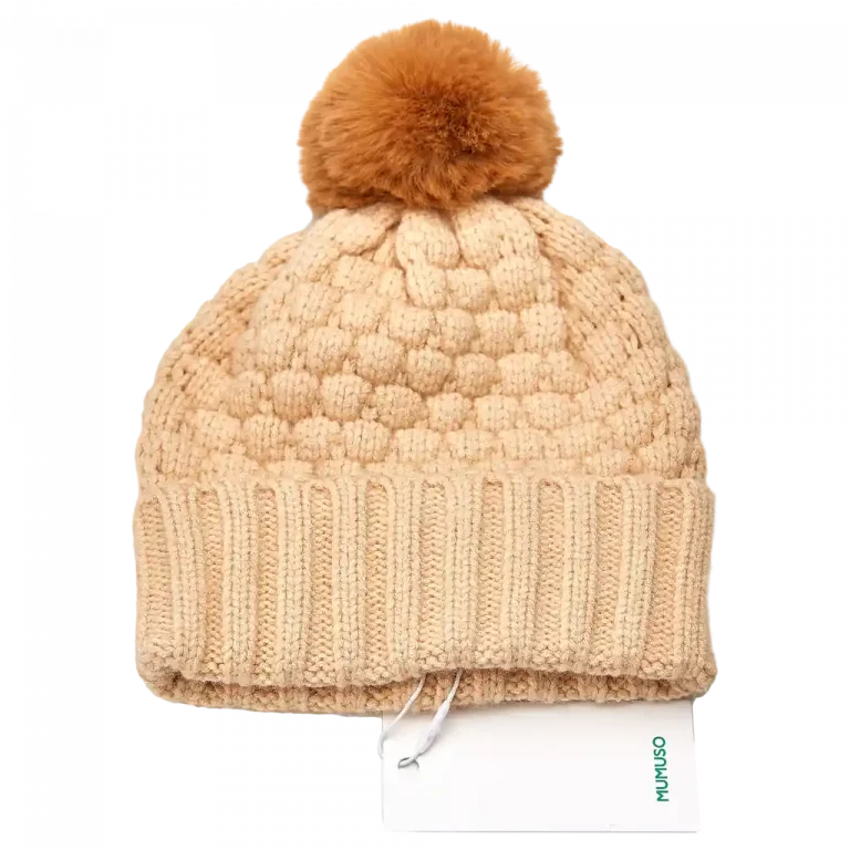 MUMUSO Kinderstrickmütze in Beige mit Bommel – warme und weiche Wintermütze für Kinder.