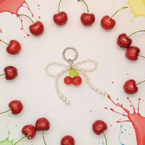 Schlüsselanhänger mit Kirschen-Design und Perlenkette (Rot/Grün)